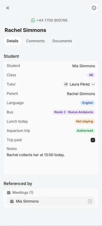 La scheda di Mia Simmons accanto alla chat di sua madre: classe 4B, tutor Laura Pérez, linea 2, oggi non resta a mensa, gita all’Acquario autorizzata e pagata.